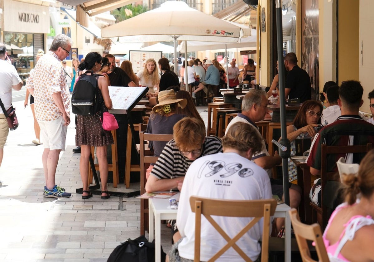 Turistas descubren la gastronomía local.