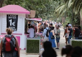 Cola de clientes frente a un kiosco de helados y bebidas en el Parque.