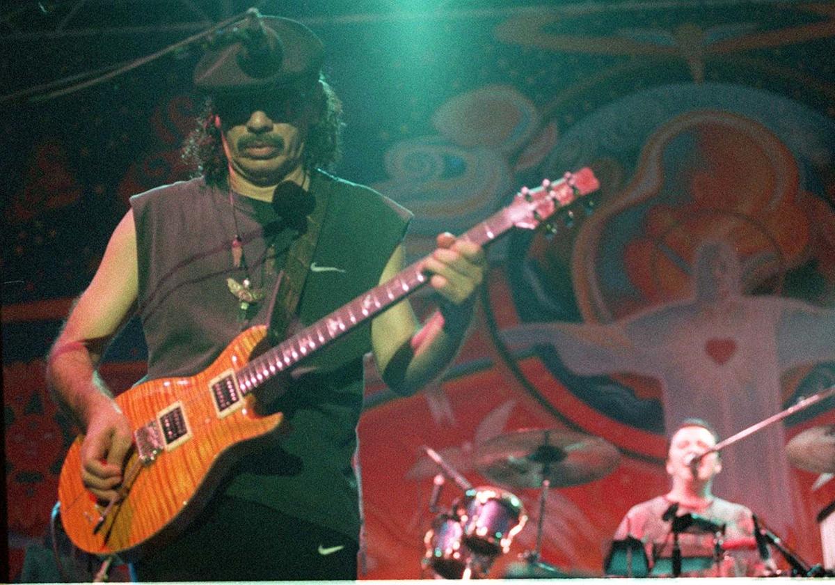 Carlos Santana, durante su concierto en La Malagueta en 1998. salvador salas