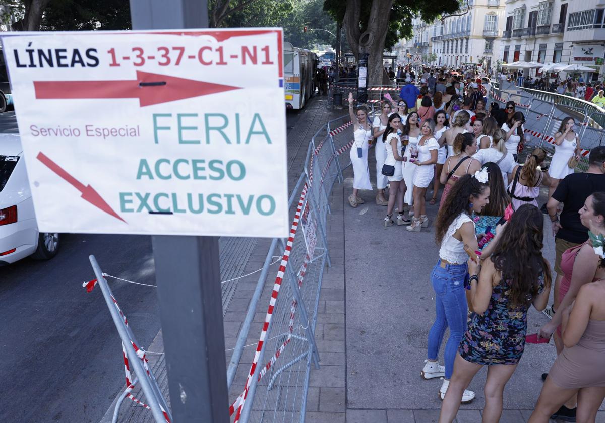 Foto de archivo de una parada de autobus del servicio especial de Feria