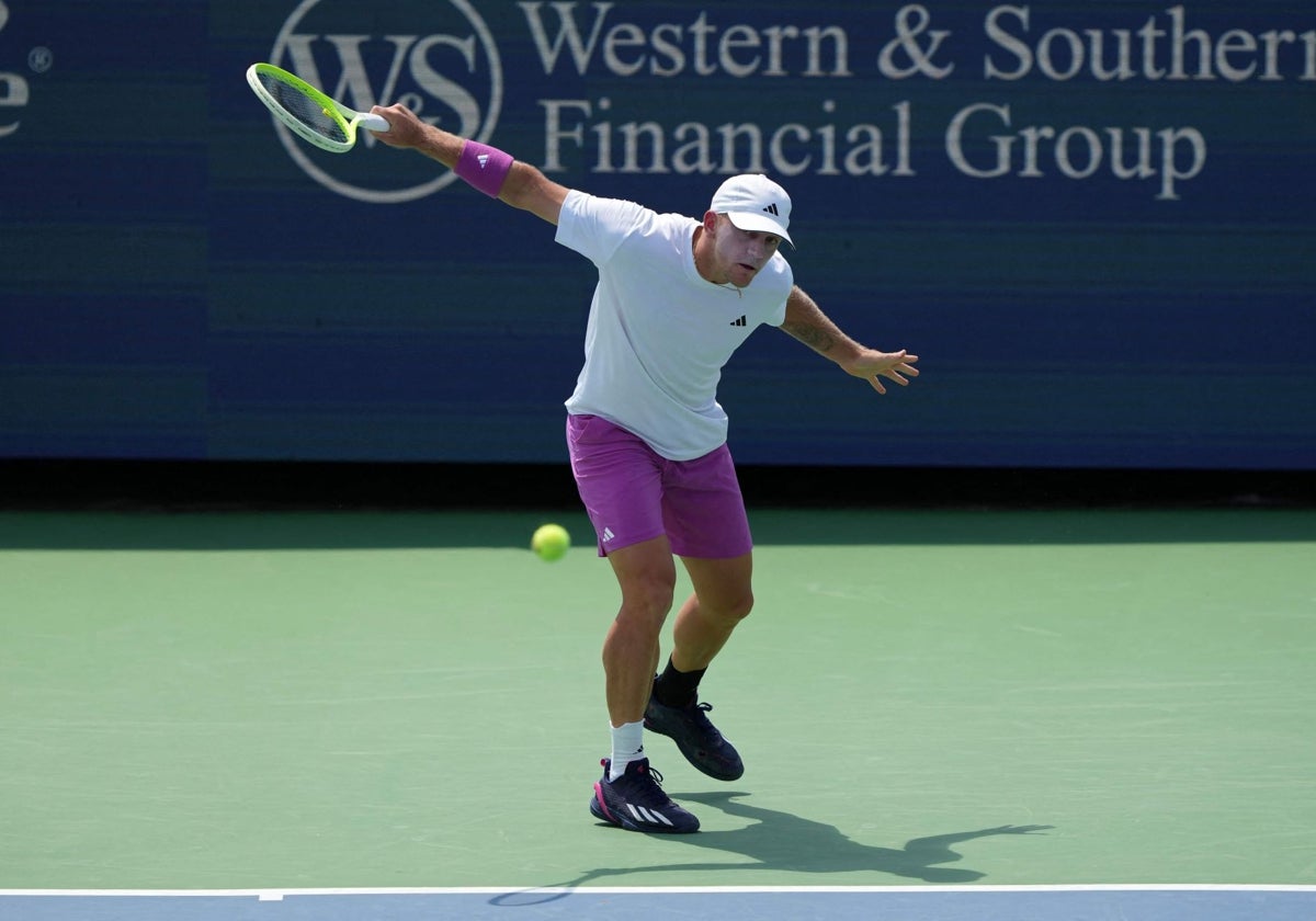 Un revés cortado de Davidovich en el duelo de este martes en Cincinnati.