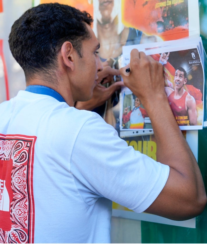 Imagen secundaria 2 - Ayoub Ghadfa: «Hay que motivar a los niños a que luchen por sus sueños»