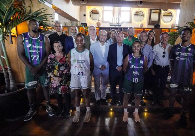 Los jugadores posan con las autoridades dentro del restaurante.