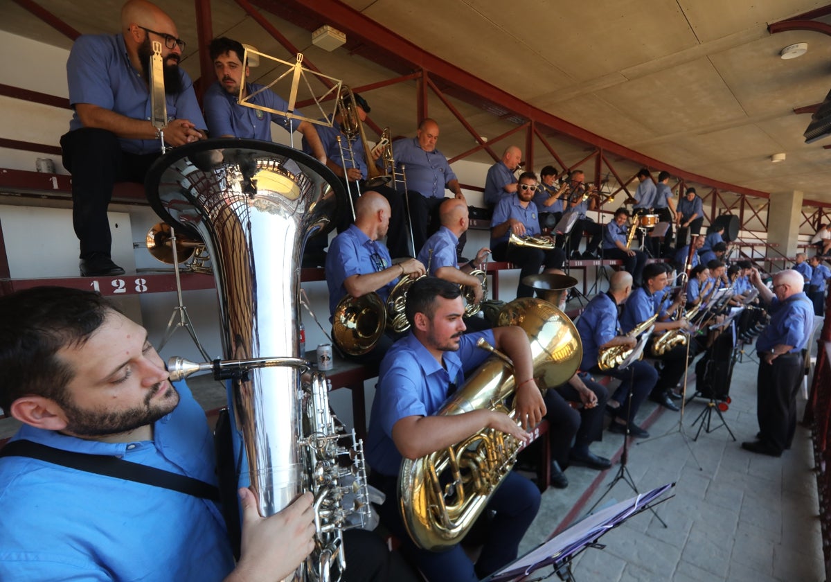 Los componentes de la banda de música Miraflores y Gibraljaire.