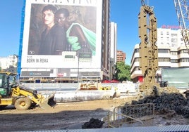 Obras del túnel del metro hacia el hospital Civil, en ejecución frente a El Corte Inglés.