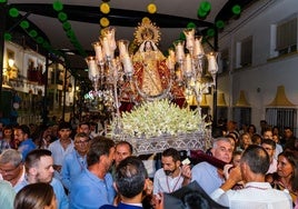 Los vecinos de Pizarra se convierten en portadores de la Virgen de la Fuensanta.