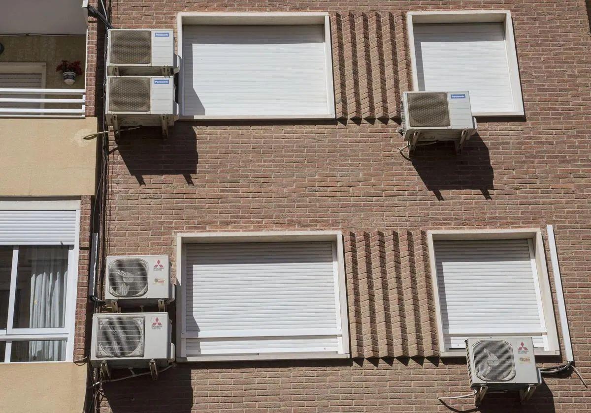 ¿Pueden mis vecinos prohibirme instalar el aire acondicionado en la fachada?: esto dice la ley