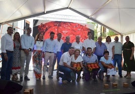 La ganadora del primer premio, junto a los otros dos finalistas, Pepe Cobos, Francisco Santos, Fernando Fernández, Cristóbal Ortega y otras autoridades.