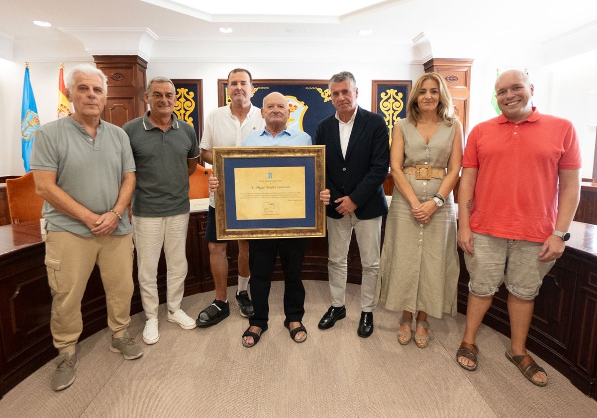El homenajeado, rodeado del alcalde y ediles de la corporación.