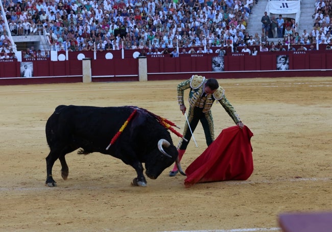 Ponce, en el último toro que lidió en Málaga.