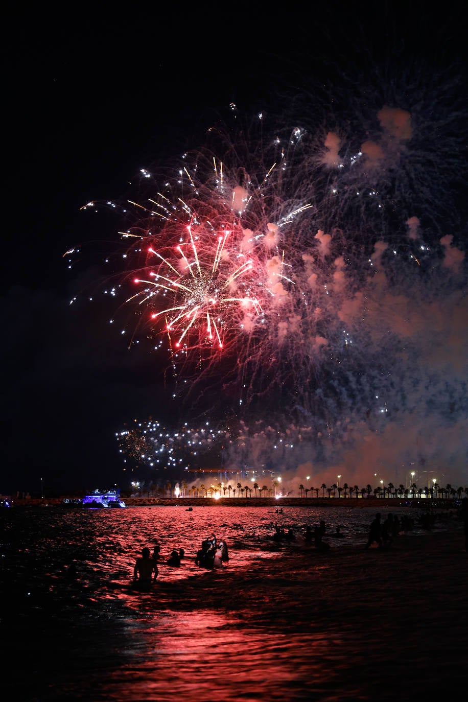 Espectáculo de drones y fuegos artificiales de la Feria de Málaga 2024