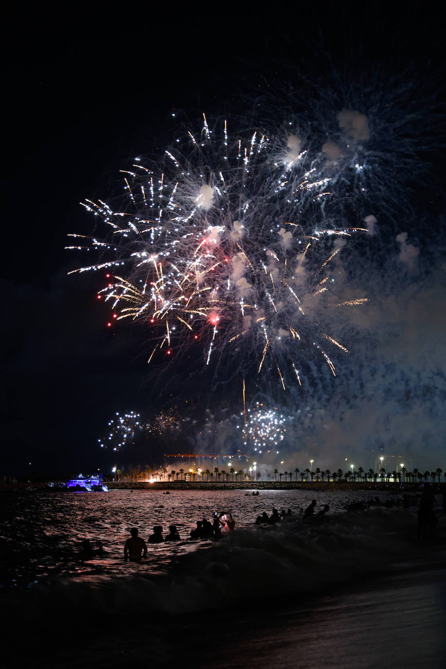 Espectáculo de drones y fuegos artificiales de la Feria de Málaga 2024