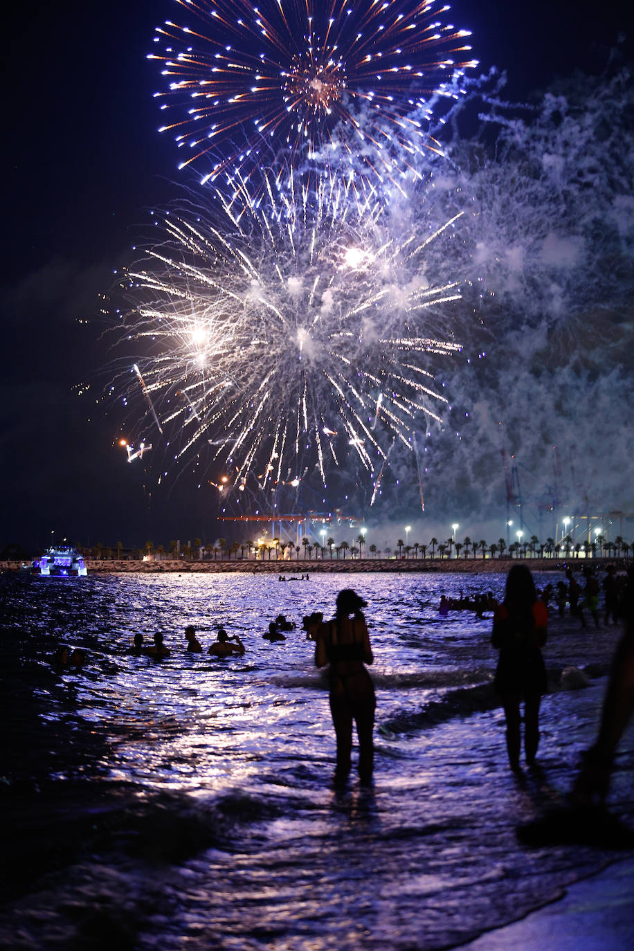 Espectáculo de drones y fuegos artificiales de la Feria de Málaga 2024