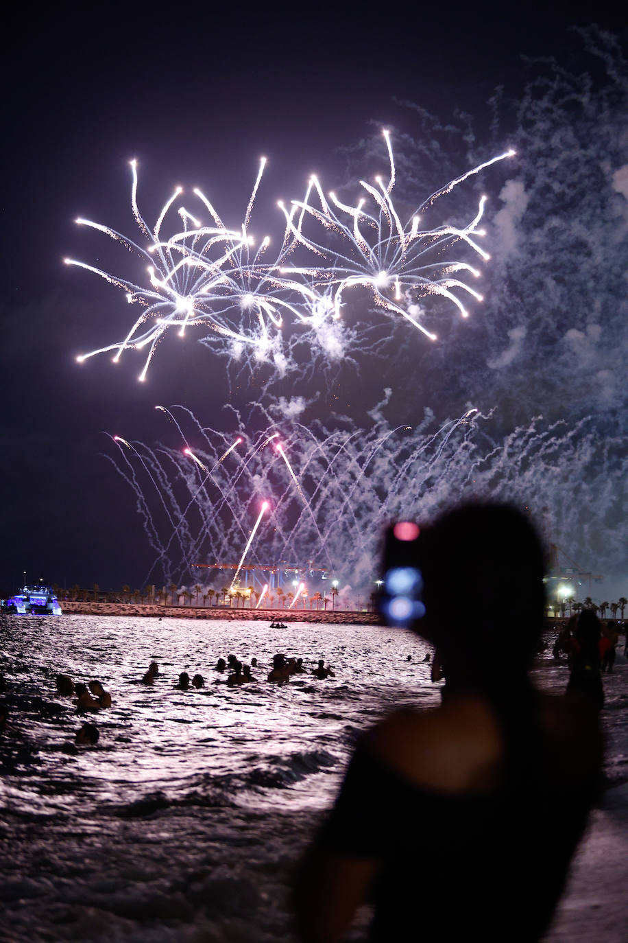 Espectáculo de drones y fuegos artificiales de la Feria de Málaga 2024