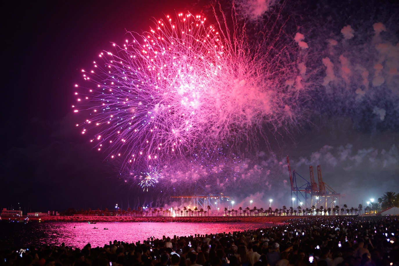 Espectáculo de drones y fuegos artificiales de la Feria de Málaga 2024