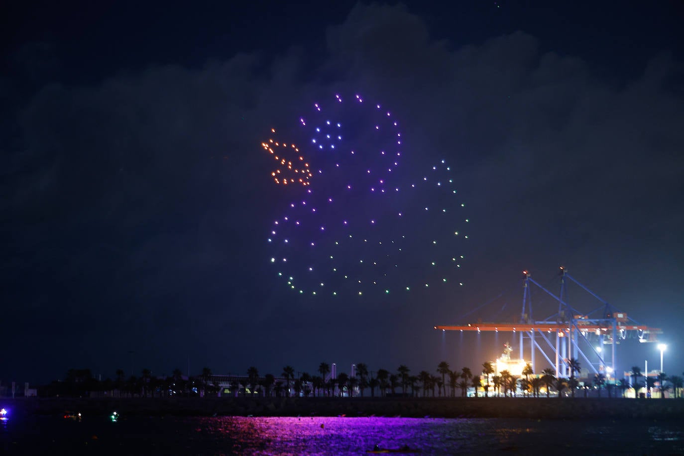 Espectáculo de drones y fuegos artificiales de la Feria de Málaga 2024