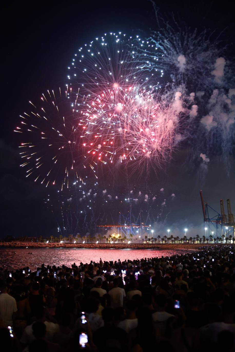 Espectáculo de drones y fuegos artificiales de la Feria de Málaga 2024