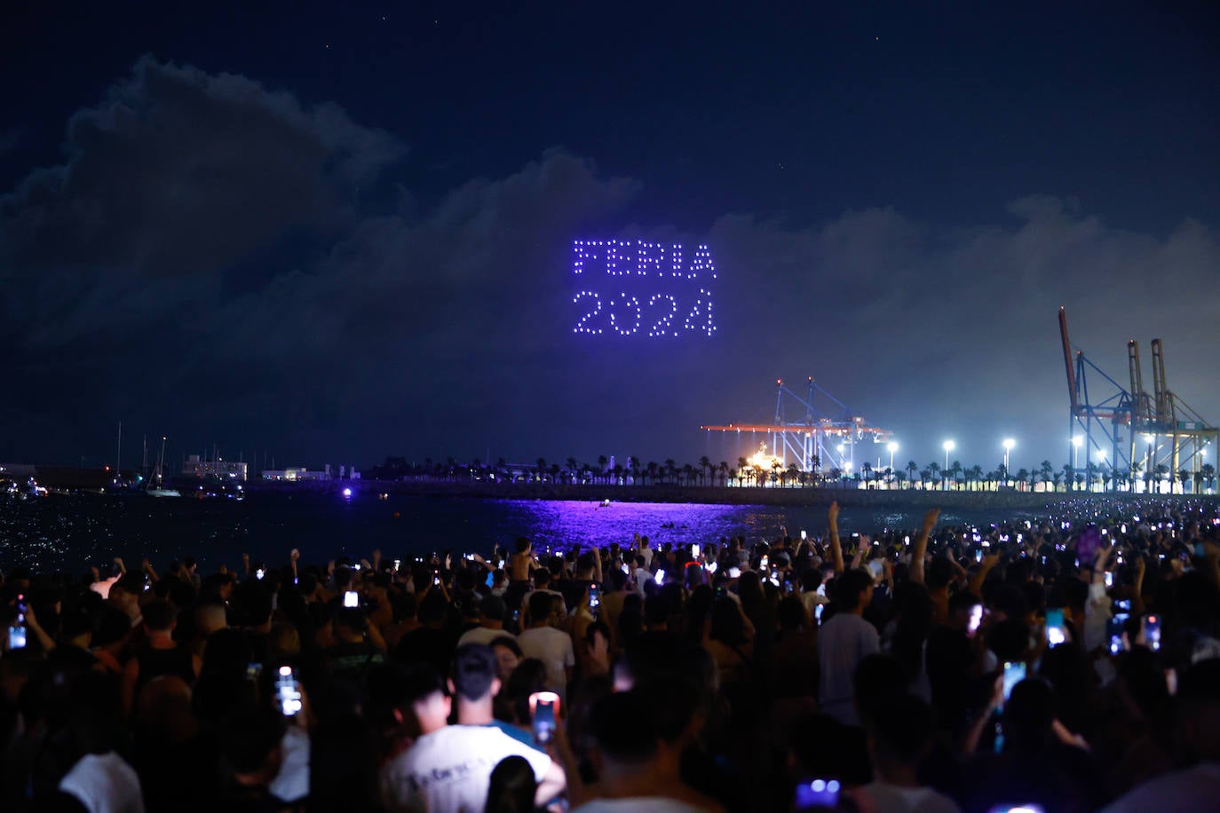 Espectáculo de drones y fuegos artificiales de la Feria de Málaga 2024