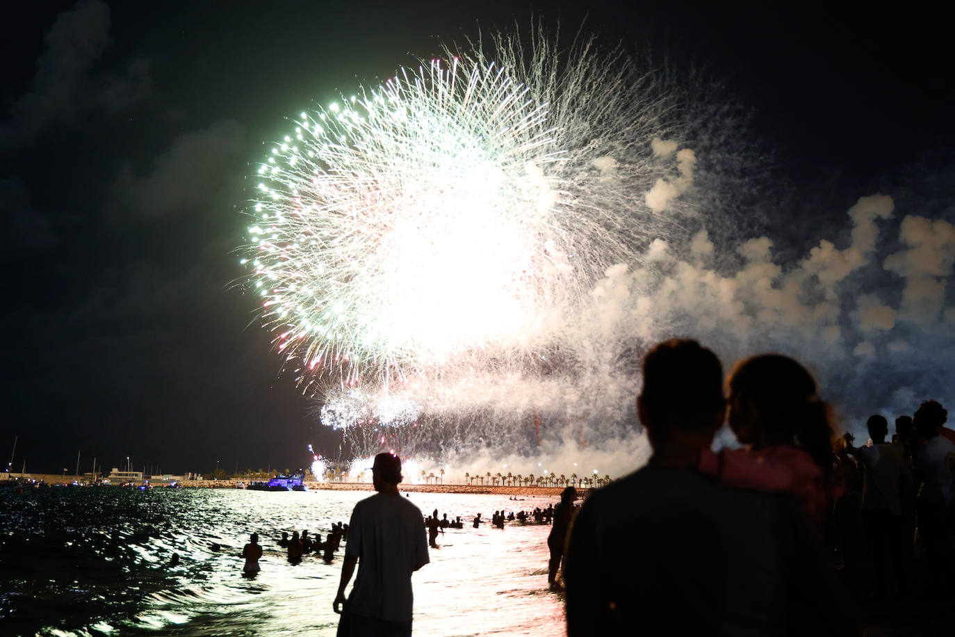 Espectáculo de drones y fuegos artificiales de la Feria de Málaga 2024