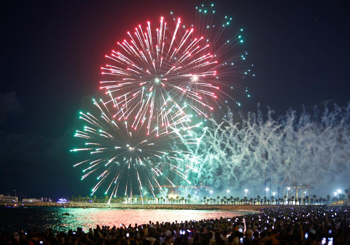 Espectáculo de drones y fuegos artificiales de la Feria de Málaga 2024