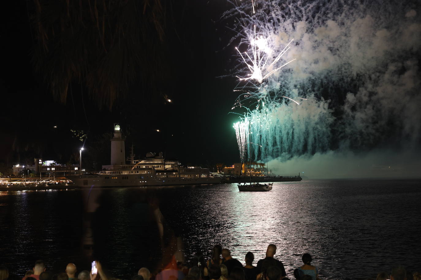 Espectáculo de drones y fuegos artificiales de la Feria de Málaga 2024