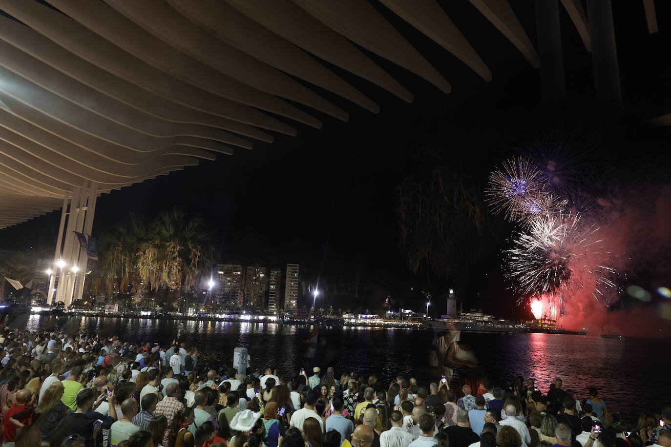 Espectáculo de drones y fuegos artificiales de la Feria de Málaga 2024