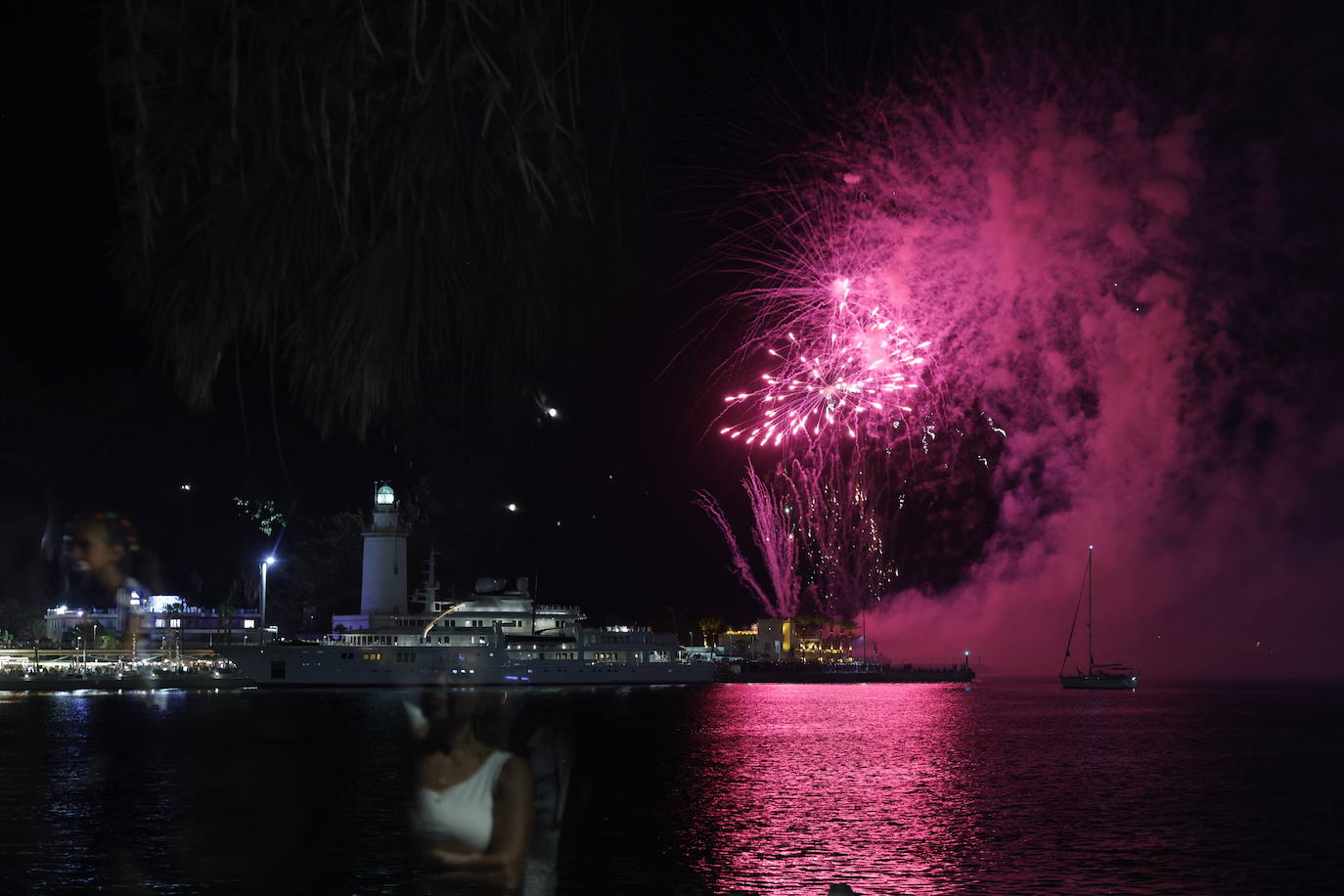 Espectáculo de drones y fuegos artificiales de la Feria de Málaga 2024