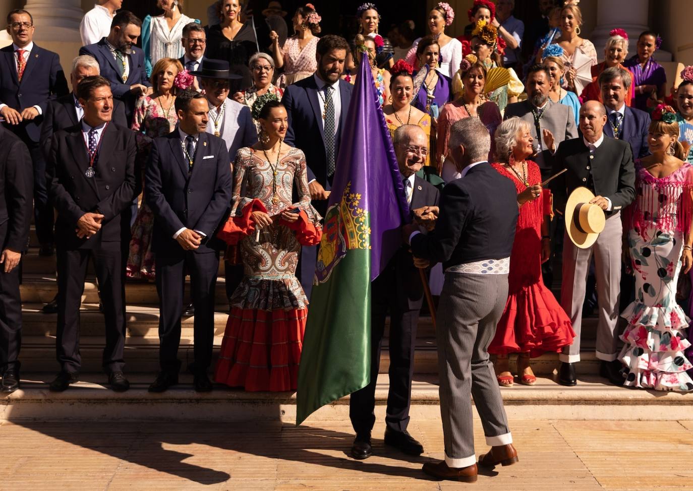 La romería a la Victoria abre la feria de día de Málaga con Manuel Sarria como abanderado. Una multitud arropa la tradicional peregrinación hacia la basílica