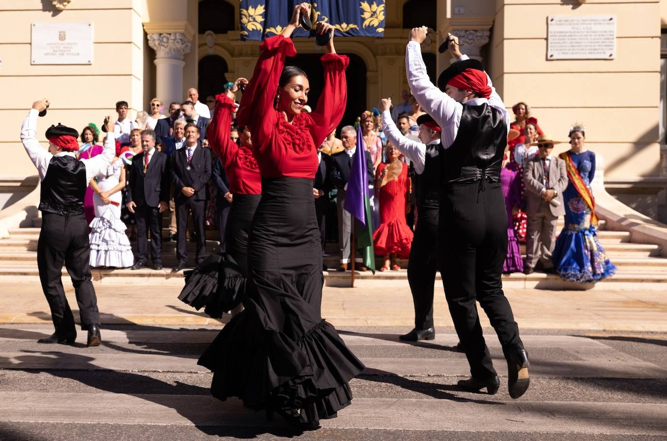 La romería a la Victoria abre la feria de día de Málaga con Manuel Sarria como abanderado. Una multitud arropa la tradicional peregrinación hacia la basílica