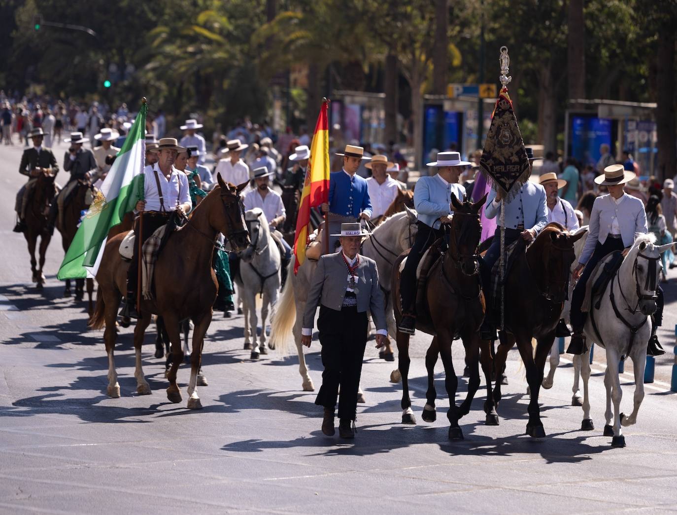 La romería a la Victoria abre la feria de día de Málaga con Manuel Sarria como abanderado. Una multitud arropa la tradicional peregrinación hacia la basílica