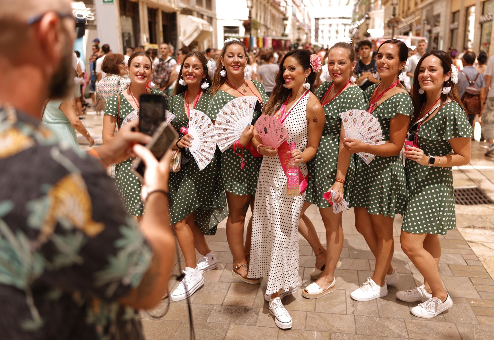 Ambiente en el Centro de Málaga en la primera jornada de feria de día, tras los fuegos y la romería a la Victoria.