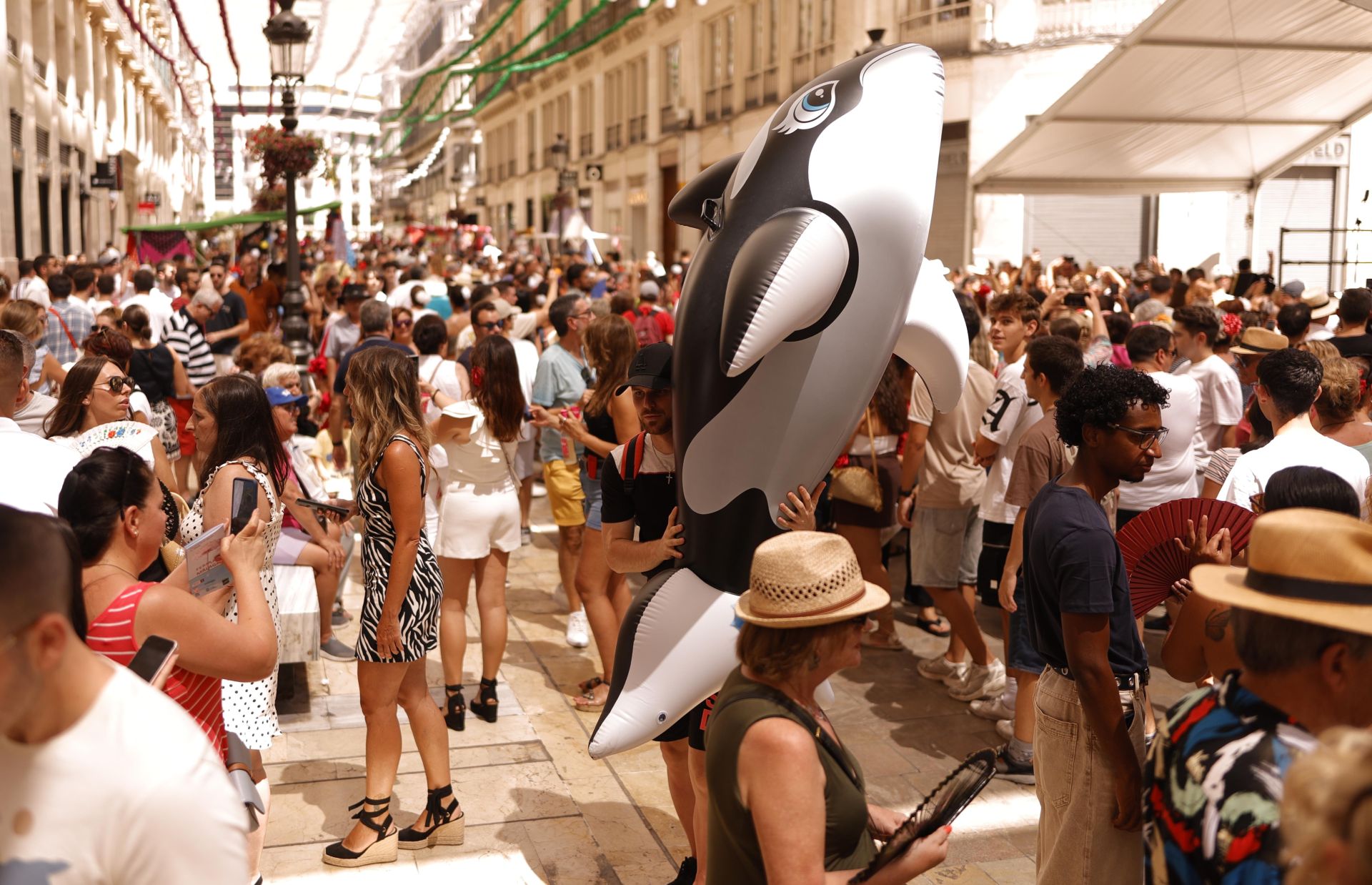 Ambiente en el Centro de Málaga en la primera jornada de feria de día, tras los fuegos y la romería a la Victoria.