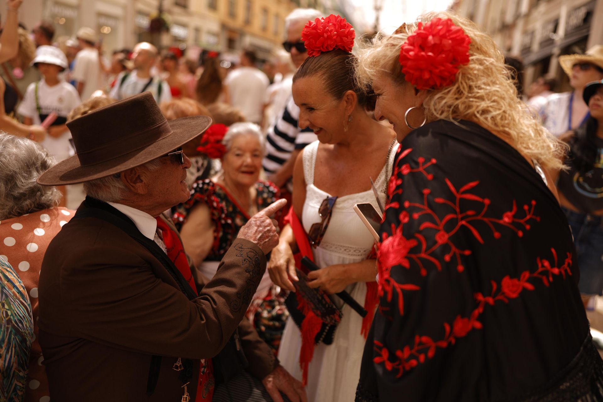 Ambiente en el Centro de Málaga en la primera jornada de feria de día, tras los fuegos y la romería a la Victoria.