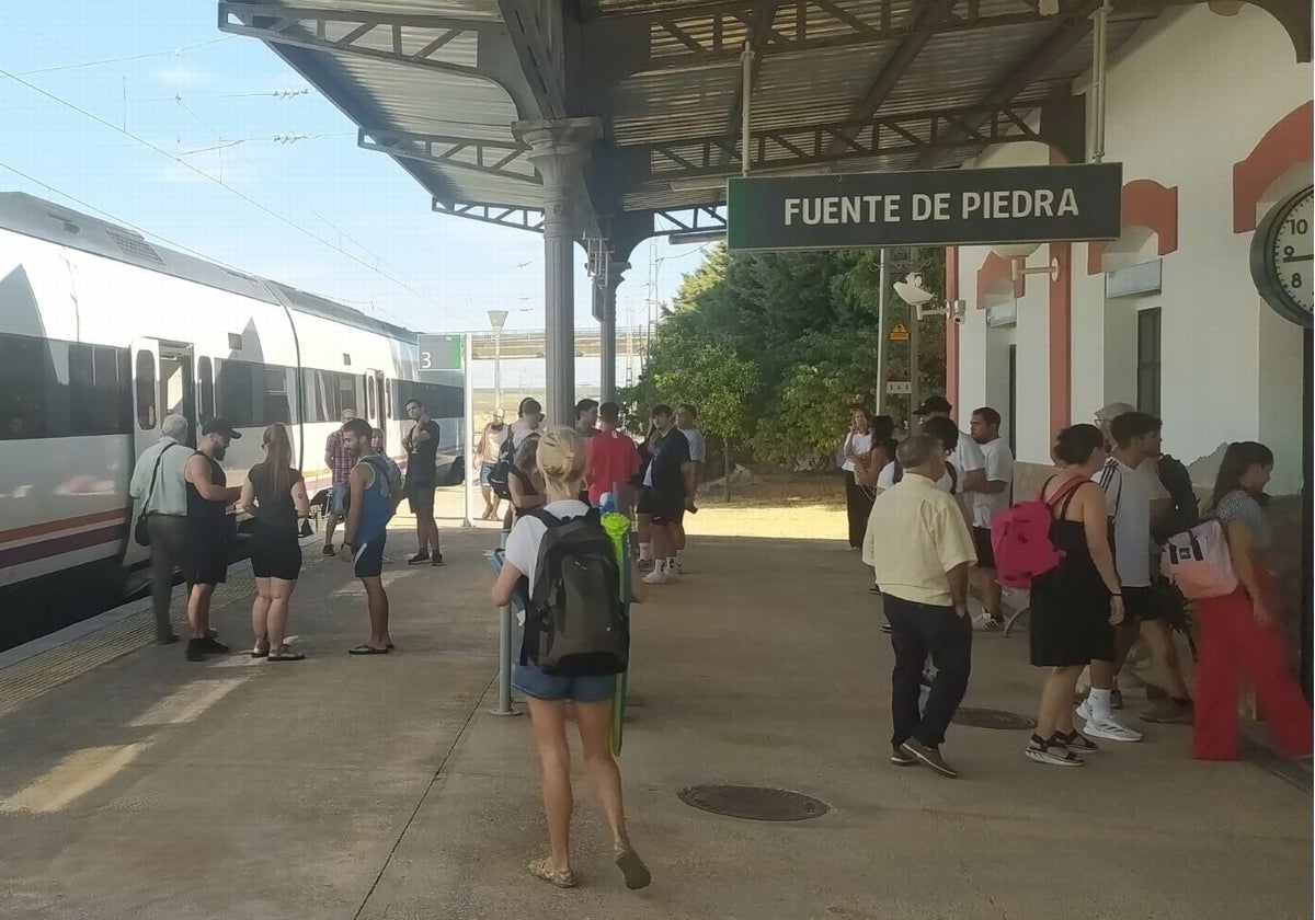 Viajeros del tren averiado, en la estación de Fuente de Piedra.