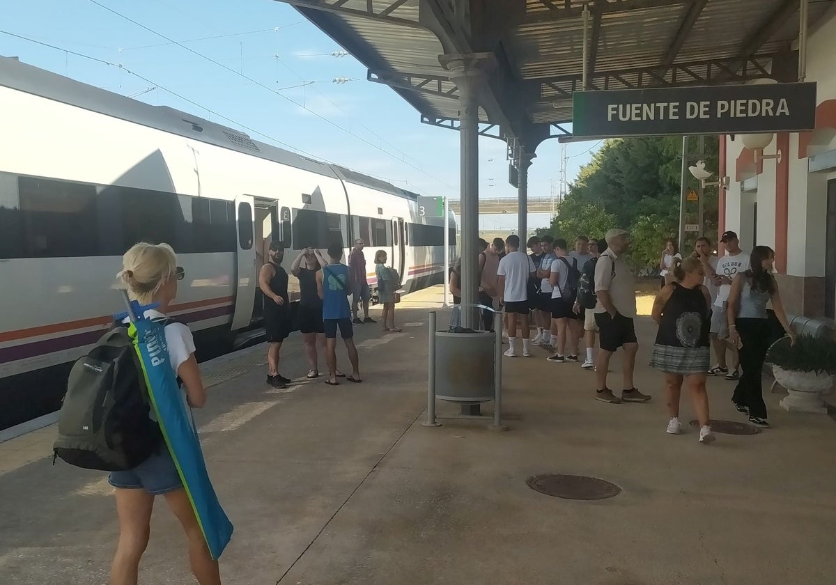 Viajeros del tren averiado esta mañana en Fuente de Piedra.