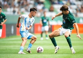 Larrubia intenta un regate durante el partido de Ferrol.