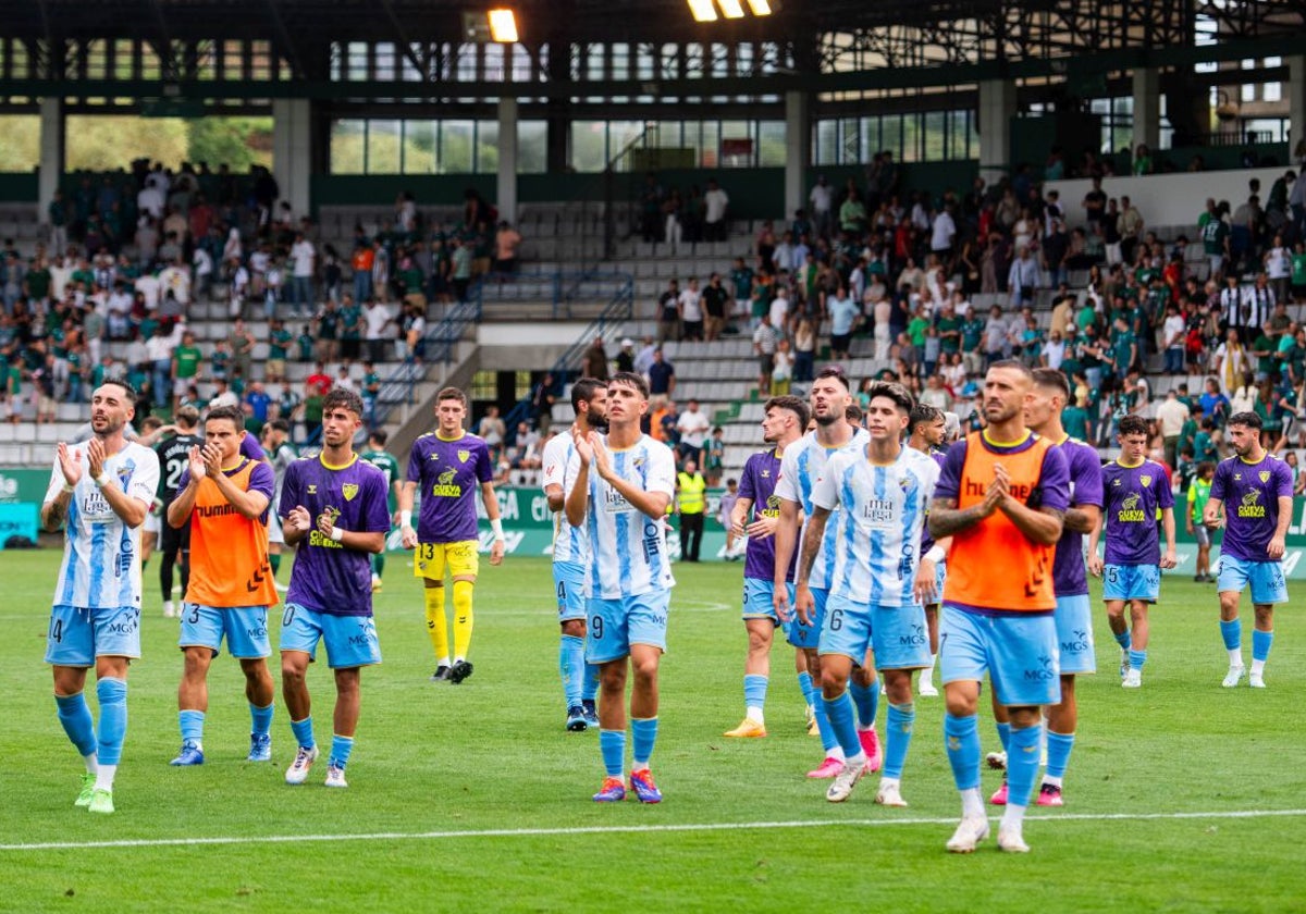 Los jugadores del Málaga aplauden a los dos centenares de aficionados desplazados al campo del Ferrol.