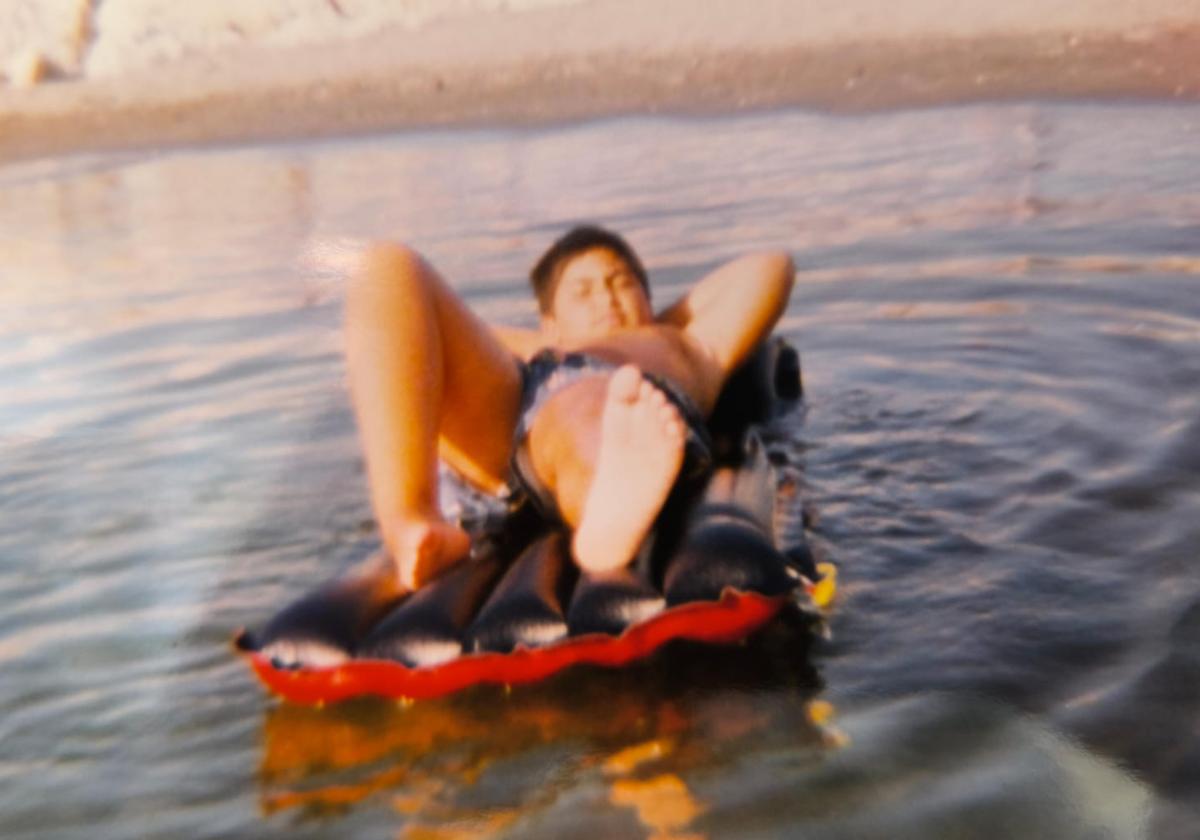 Yo, en la playa, practicando mi deporte favorito en los 80.