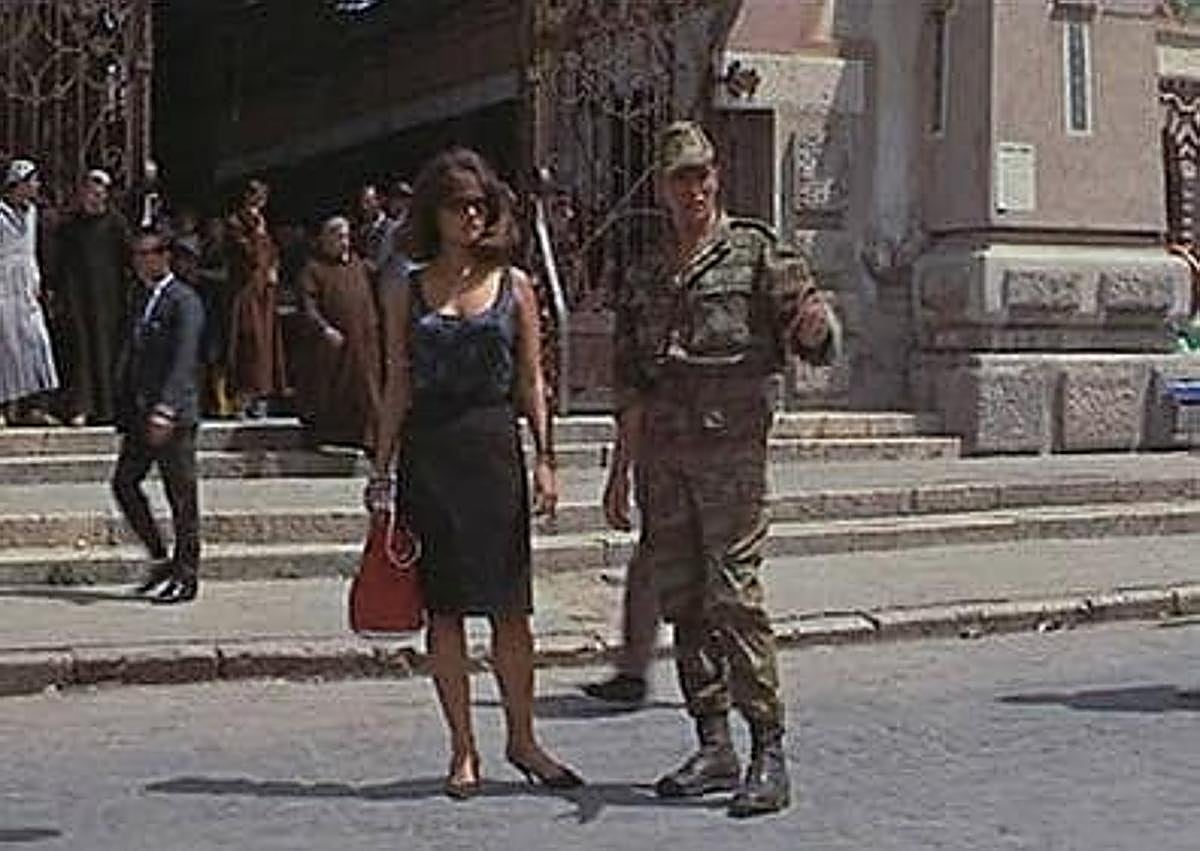 Imagen secundaria 1 - Arriba y a la izquierda, escenas de la película con Alain Delon y Claudia Cardinale en la playa del Castillo de Bil-Bil y ante el Mercado de Salamanca de El Molinillo. A la derecha, el actor francés, en Rancho Domingo de Benalmádena