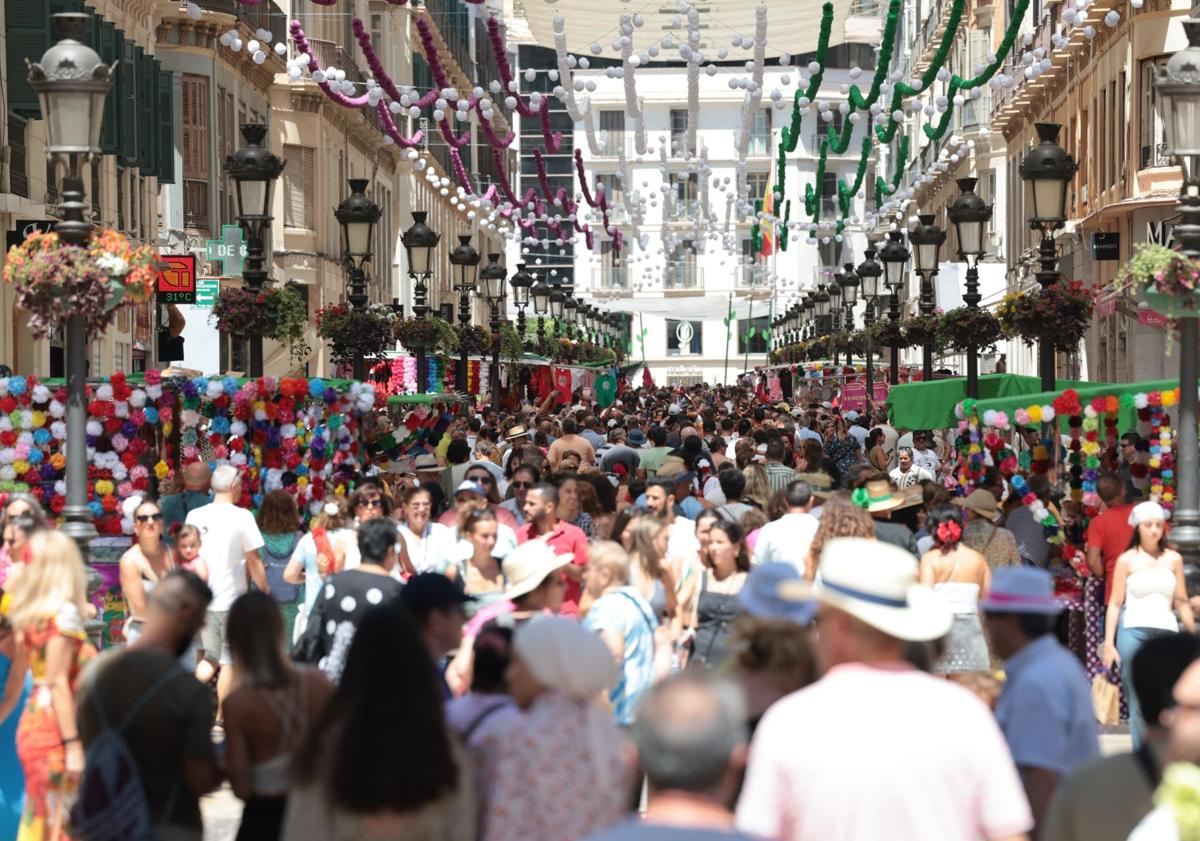 Imagen principal - La feria del Centro de Málaga mantiene su esencia