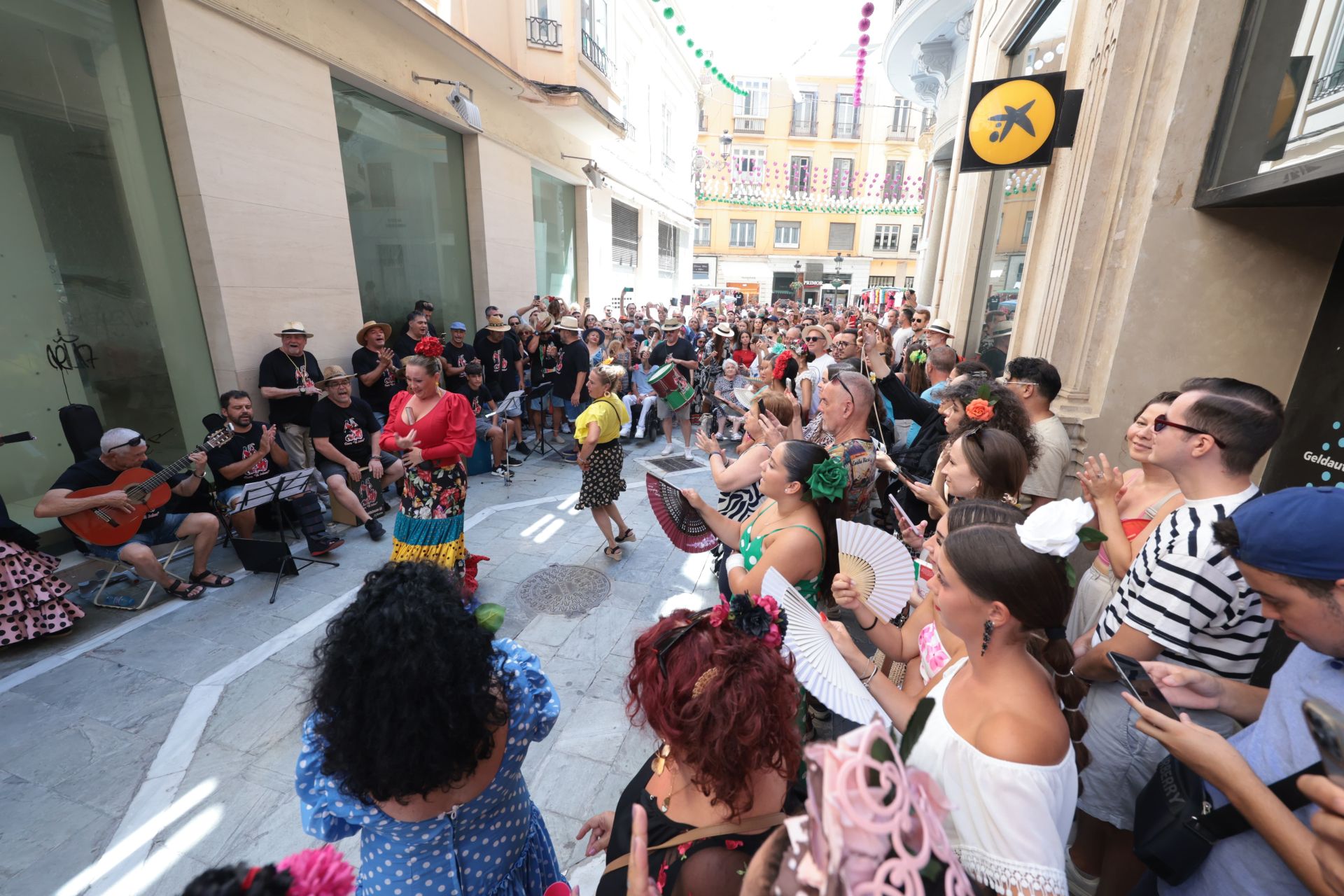 Ambiente en el Centro de Málaga el dominfo 18 de feria.