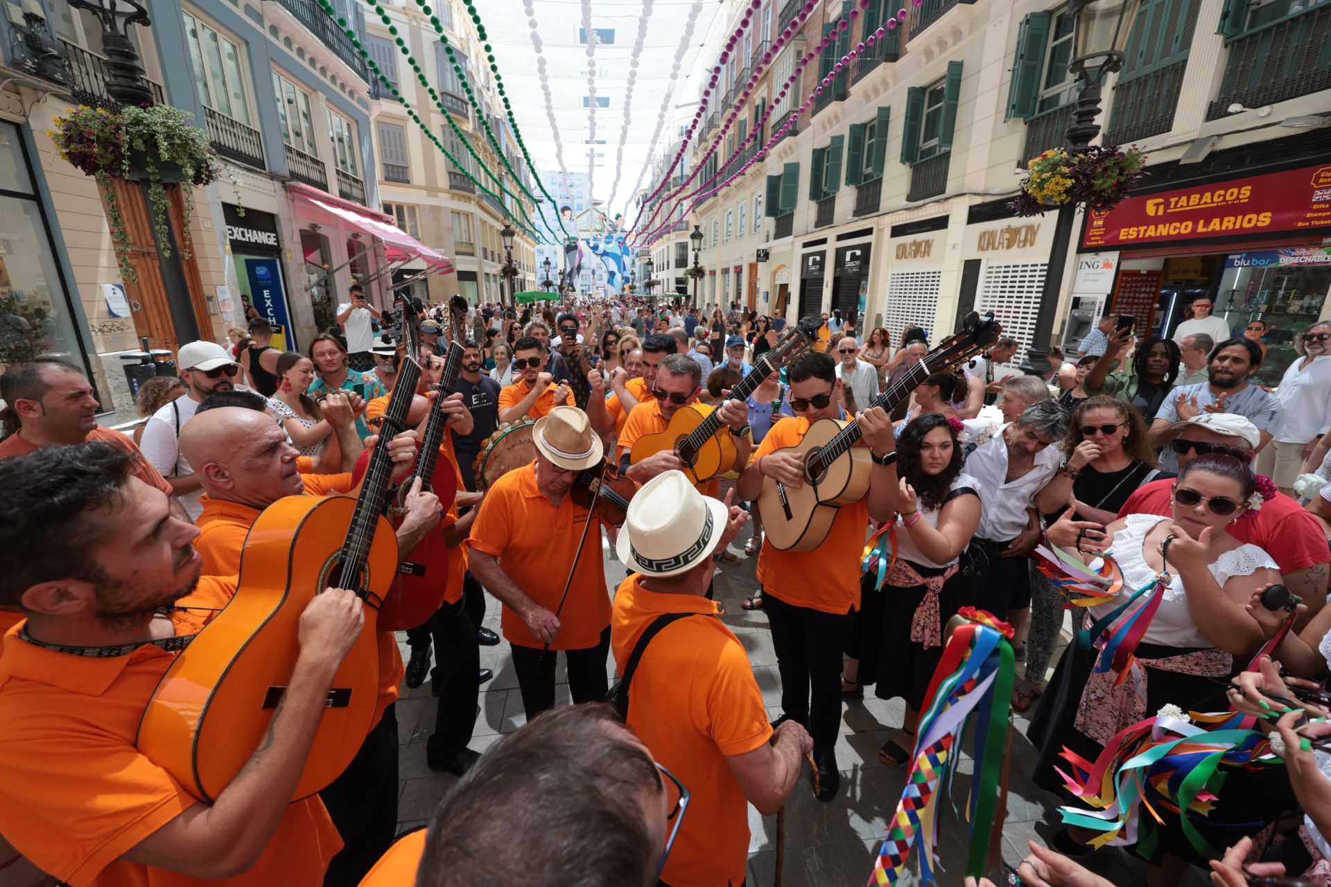 Ambiente en el Centro de Málaga el dominfo 18 de feria.