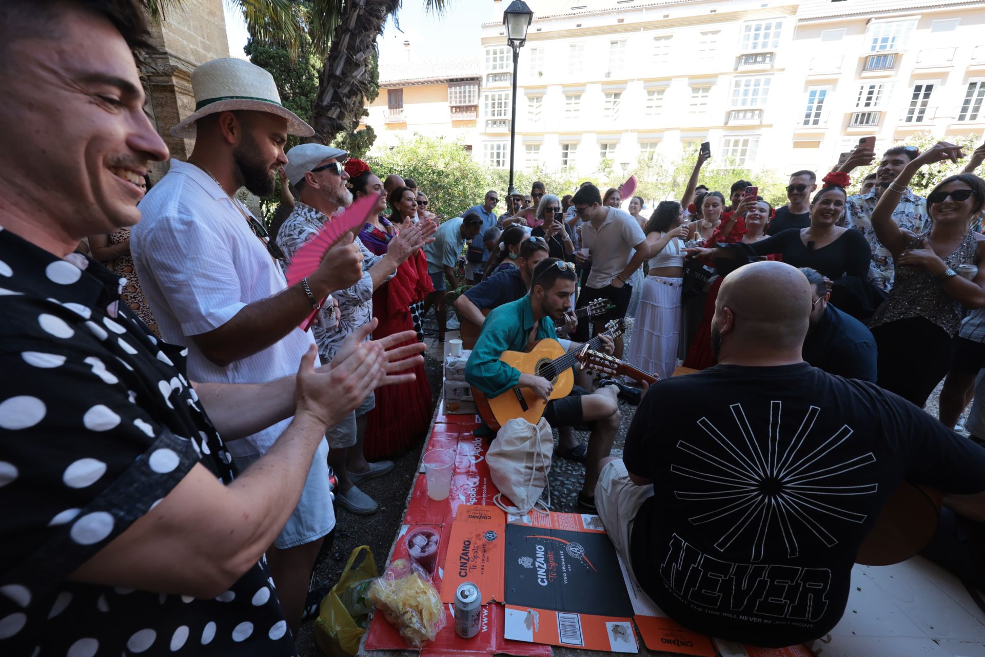 Ambiente en el Centro de Málaga el dominfo 18 de feria.