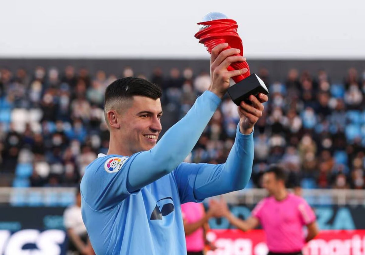 Sergio Castel, recibiendo un galardón al mejor jugador del mes durante su etapa en el Ibiza.