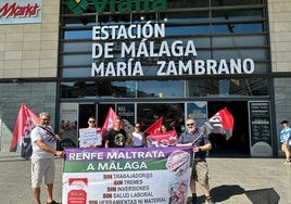 Representantes sindicales de CGT, sindicato convocante del paro en el servicio de atención al cliente de Cercanías Málaga.