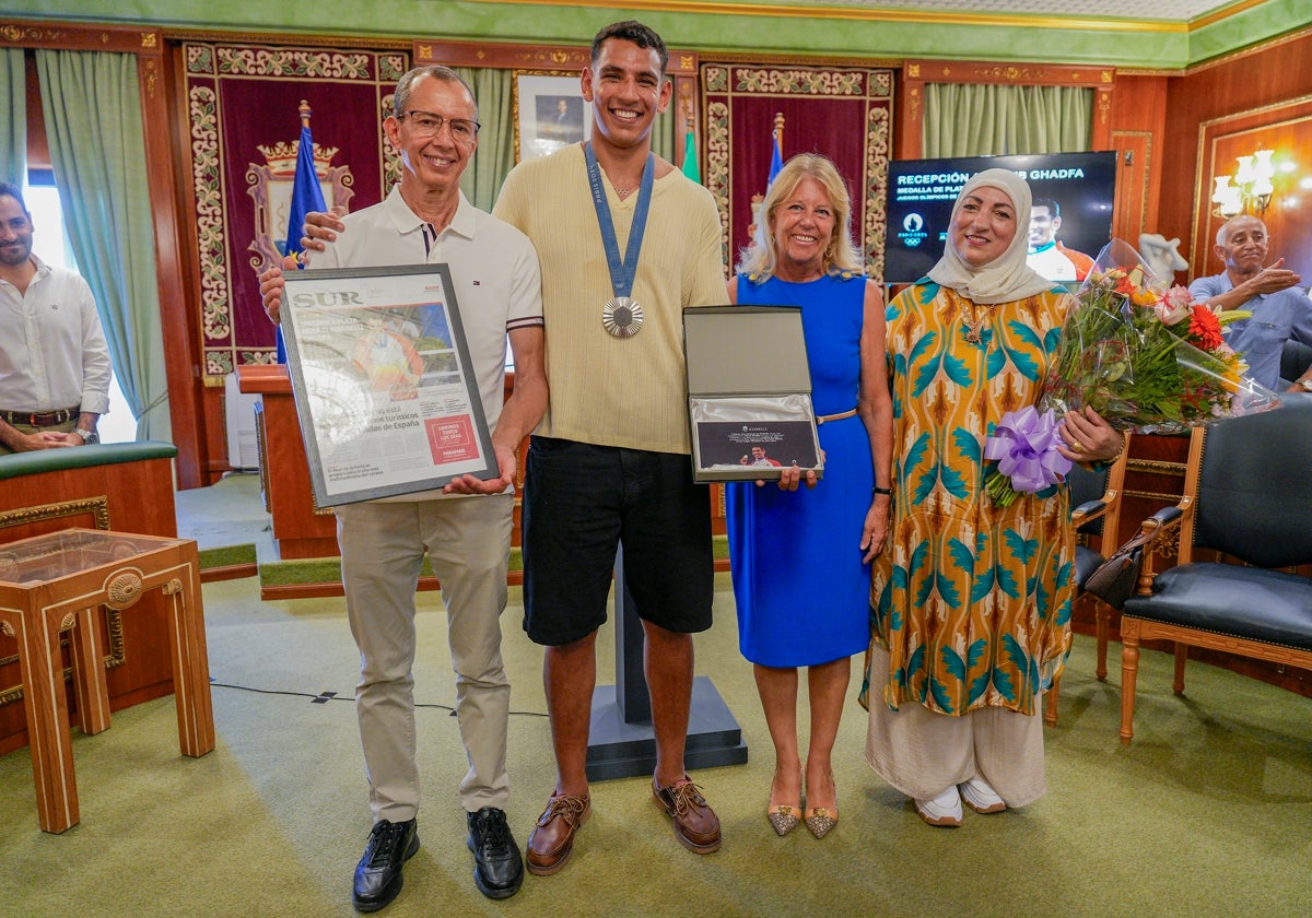 El boxeador, Ayoub Ghadfa, junto a sus padres y la alcaldesa, Ángeles Muñoz.