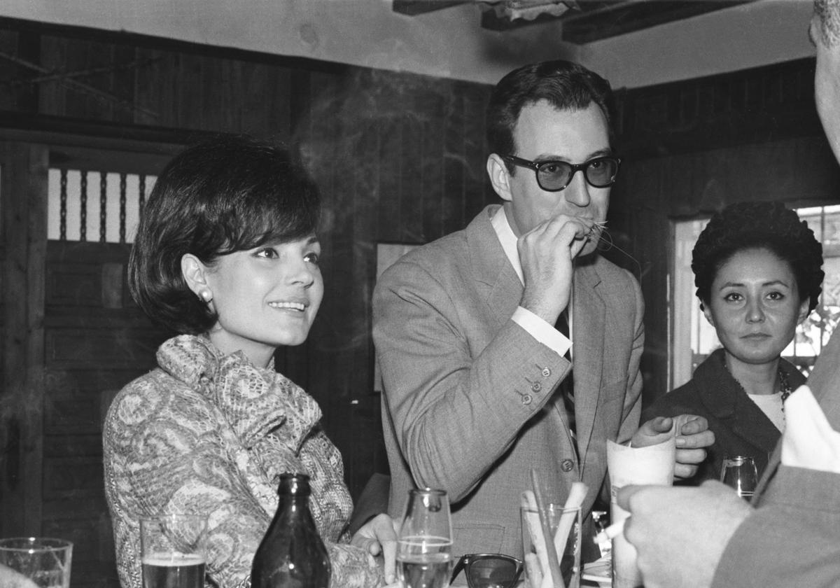 Carmen Sevilla, Augusto Algueró y María de los Dolores Arias, en un restaurante de Málaga.