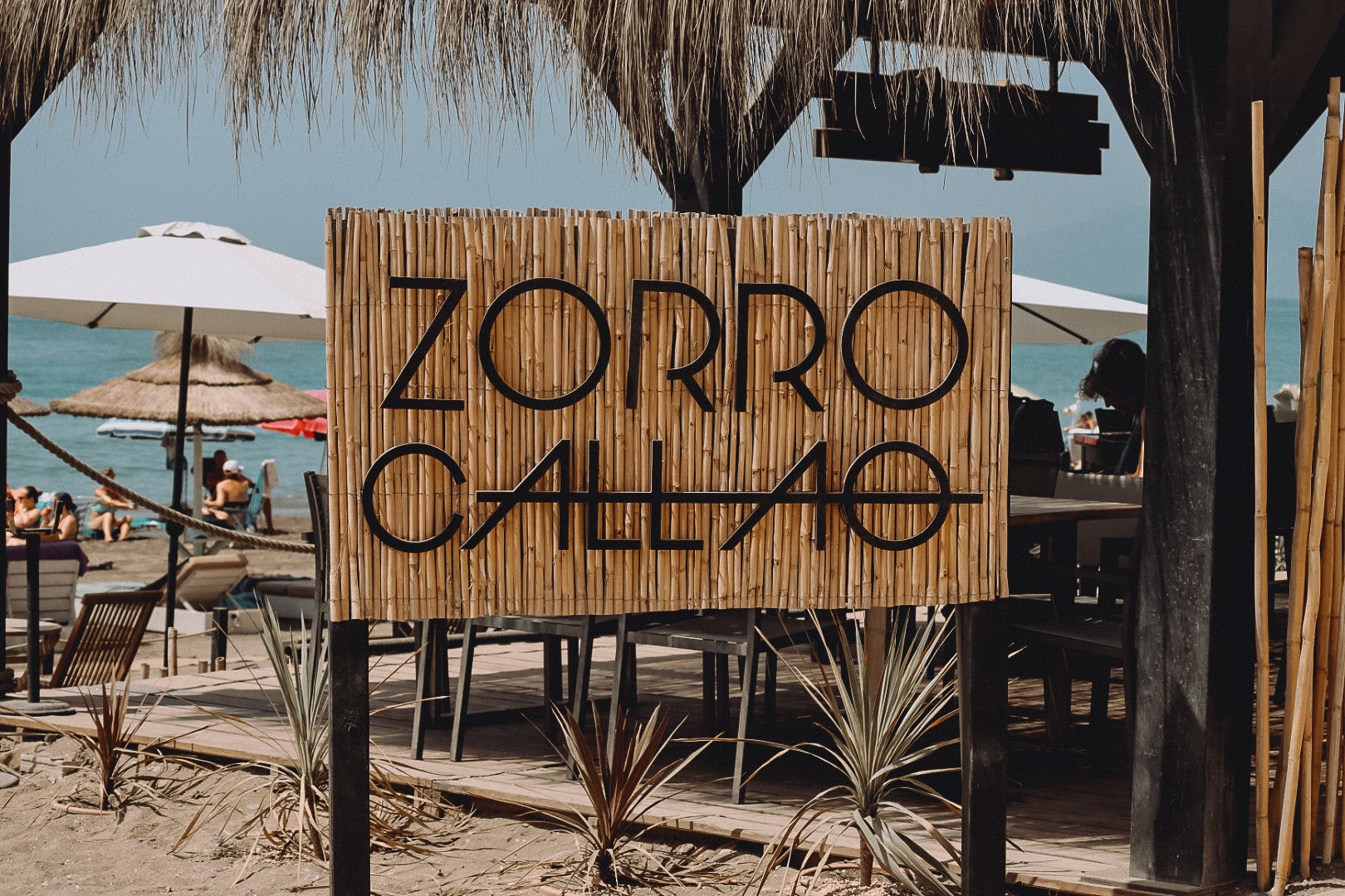 Su ubicación privilegiada con vistas al mar y su gastronomía de calidad hacen de este Beach Club un lugar único en la Axarquía.