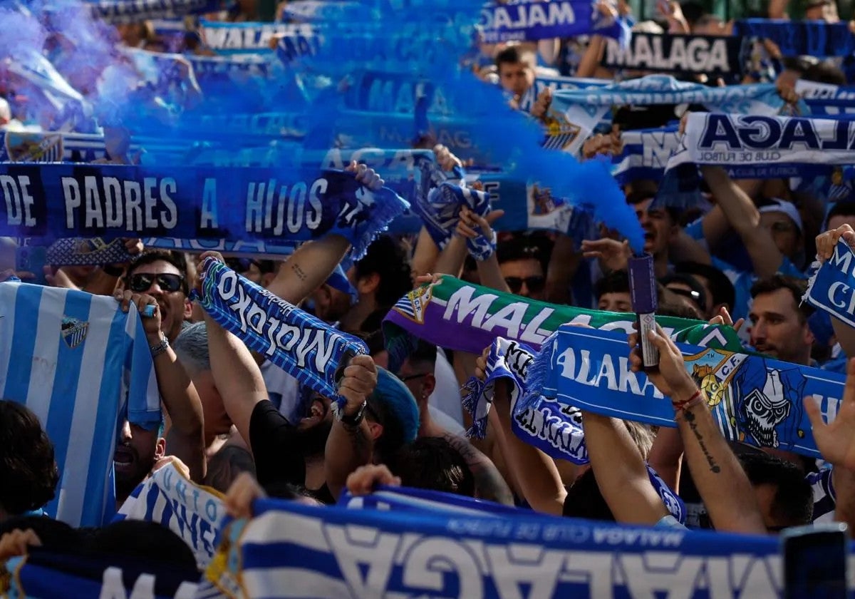 La afición del Málaga apoya a su club en La Rosaleda