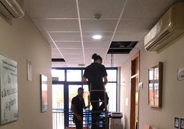 Operarios trabajan en la instalación de los equipos.